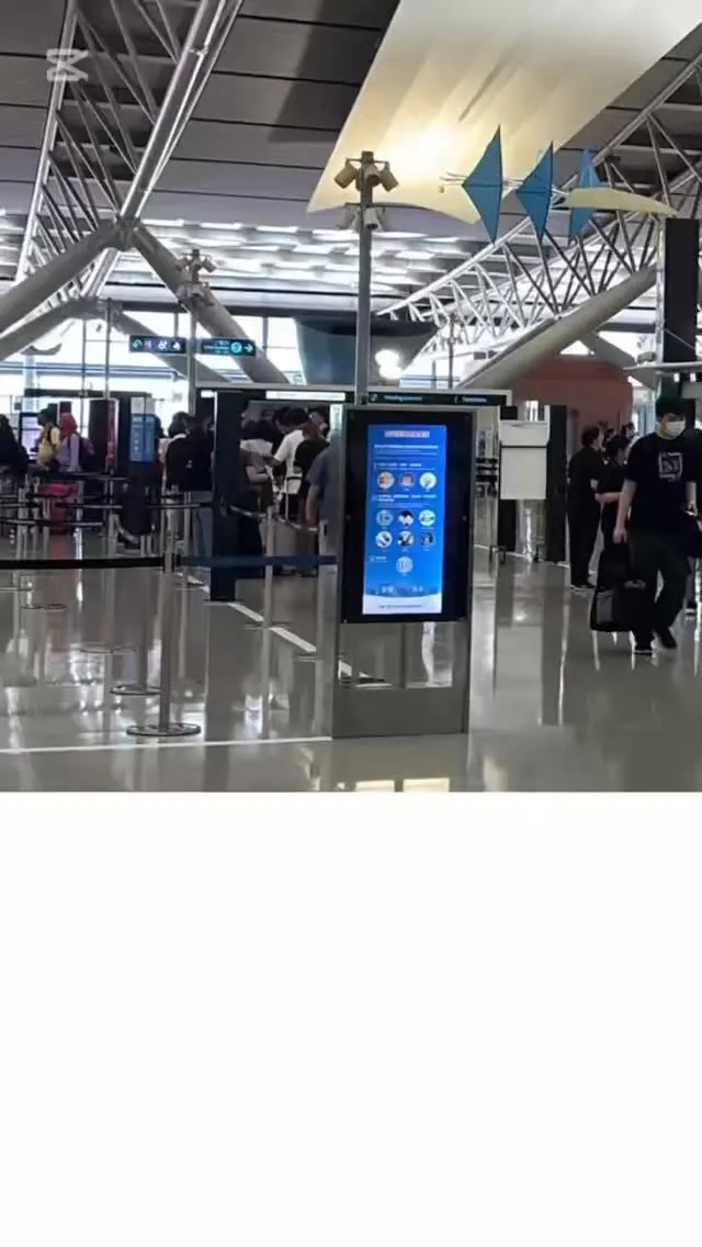 海外出張でお客様と一緒に機械の視察へ